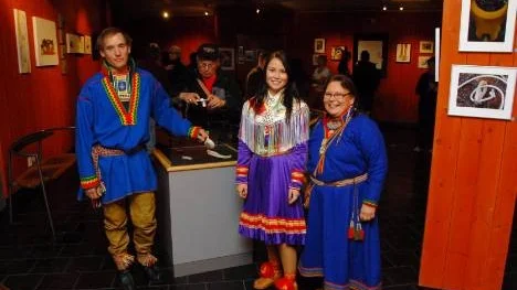 Den samiska kulturveckan i Arjeplog inleddes med vernissage med de samiska konstnärerna Petter Sjaggo, Leila Nutti och Fia Kaddik.