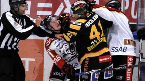 Tufft och jämnt. Simon Hjalmarsson och Pierre-Edouard Bellemare i närkamp.