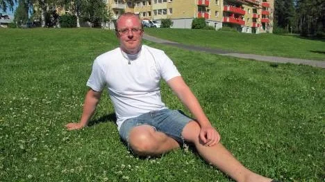 Jimmie Johansson, här med sin arbetsplats Nyberga i bakgrunden, ser en koppling mellan utflyttningen av unga kvinnor i Älvsbyn och undersköterskeyrkets låga status. "Satsa på oss som jobbar i äldreomsorgen, så att fler unga lockas att arbeta med vård och omsorg. Då kan även den här verksamheten bli ett vinstdrivande företag", säger han.