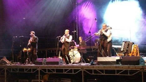 Den flygande bokrullen uppträder på Singer-festivalen i Warsawa i Polen 2005. Bandet vill att deras musik ska låta både kraftfull och rolig.