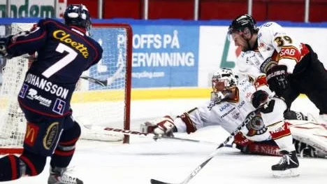 Linköpings Magnus Johansson gjorde båda målen mot Luleå, här 1-0. Anders Nilsson är chanslös.