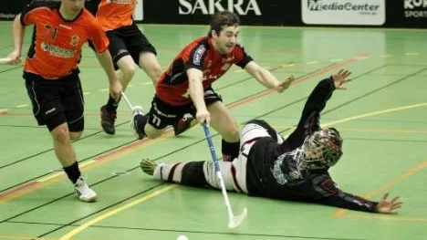 Niklas Morén (i röd tröja) blev tvåmålsskytt när Wibax Patriots vann division 1-derbyt över Luleå med 7-2. En tung förlust för Luleå som riskerar att åka ur norrettan.