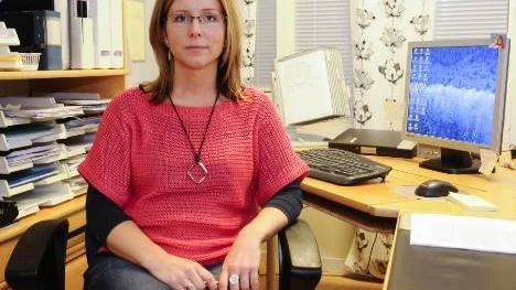 Kostchefen Åsa Fahlén menar att införandet av lättprodukter är i ett gott syfte. Hon följer Livsmedelsverkets rekommendationer och tycker att det är fel att politikerna ifrågasätter det.