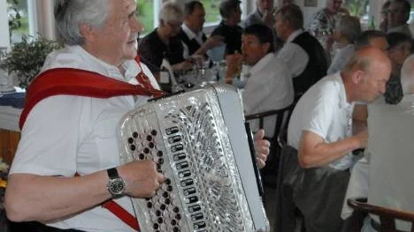 Hilding Andersson, turistvärd och musiker, tänker inte trappa ner. 72 år ung fortsätter han att arrangera spelmansträffar och nästar år blir det jubileum. (Arkivbild)