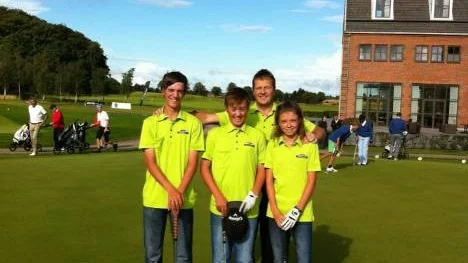 Piteå GK:s lag i riksfinalen var från vänster Jesper Lindqvist, 15 år, Jim Lindqvist, 13 år, Wilma Lindbäck, 13 år, och längst bak PGA-instruktören Ulf Andersson.