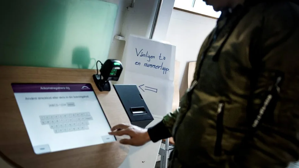 Arbete. I stället för passivitet på flyktingförläggningar.