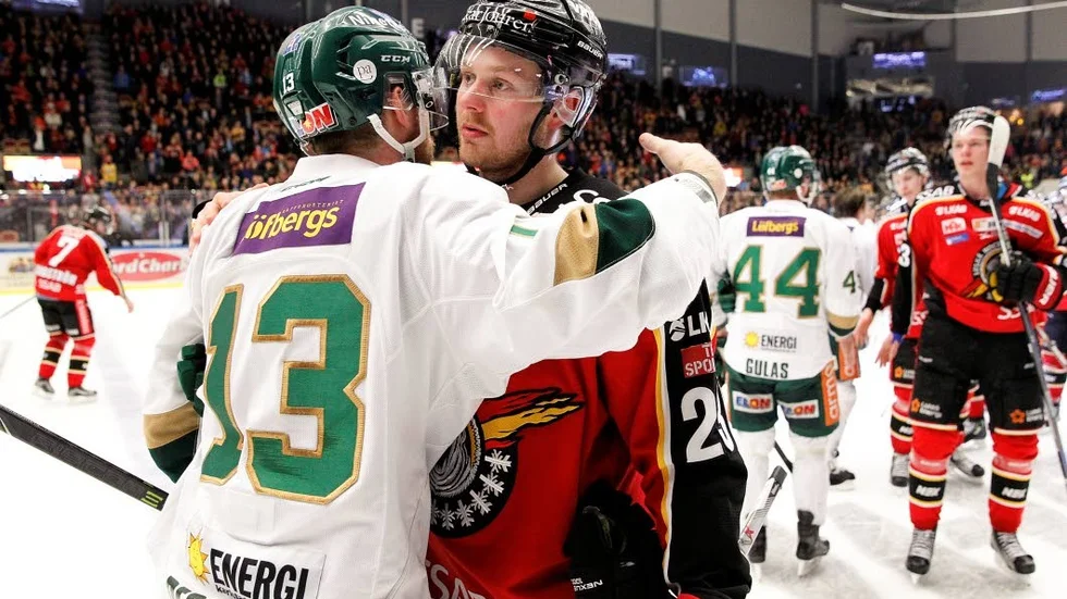 Den tidigare Luleåspelaren Linus Persson tackar Lucas Wallmark efter den avgörande kvartsfinalen.