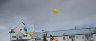 TV: Färgklickar mot grå himmel stranden invigdes