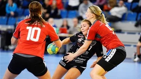 Tveksam. Julia Grahn (i svart) har skadeproblem, men har tränat i veckan och är aktuell för spel.