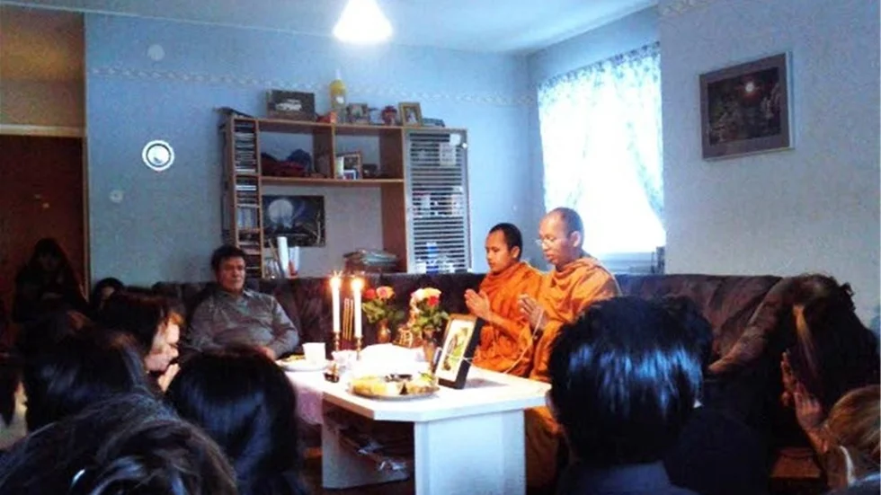 Innan begravningen hölls en buddhistisk ceremoni hemma hos avlidna Vatchareeya Bangsuan.