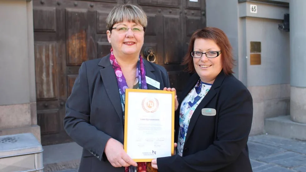 Beviset. Kristina Eklund, rektor för Handels- och administrationsprogrammet vid Luleå Gymnasieskola och läraren Therese Pella,  fanns på plats i Stockholm för att ta emot beviset på certifieringen.