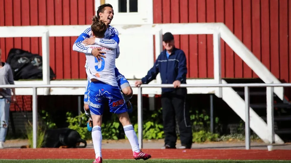 Patrik Pettersen omfamnas av Calle Norrbin.