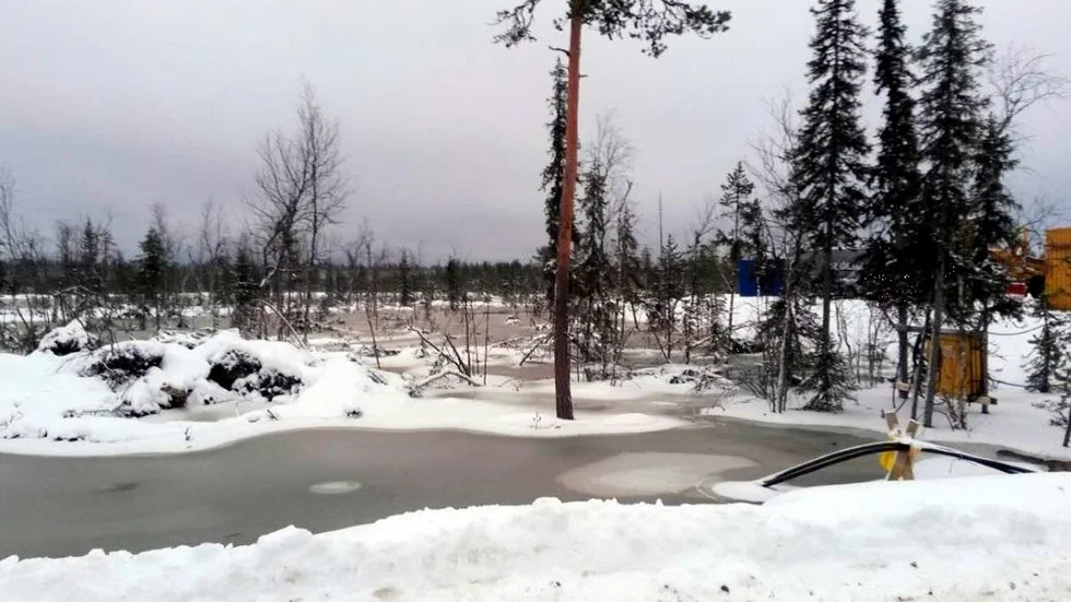BLÖTT. Så här såg det ut i vintras när dammen svämmade över. Tapulivuoma var synbart blötlagd.