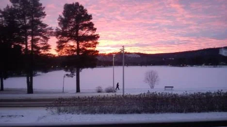 Himlen skimrar i fina färger vid Nyborgstjärn i Arvidsjaur.