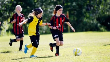 Maja Ericsson (höger), född 2003, gjorde två snabba mål när nya IBFF vann öppningsmatchen mot                                                   finska La FK i Piteå Summer Games. "Det gick bra", tyckte Maja.