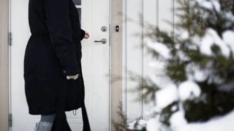 Sofie söker skydd hos kvinnojouren för att komma undan sin sambo, då kontrade han med att byta lås på alla dörrar i deras gemensamma hus: "Polisen kunde inget göra just då när jag behövde dem som mest" konstaterar Sofie.