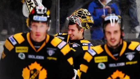 Vilken härlig tisdag det blev för målvakten Joacim Eriksson. Först förlängde han sitt kontrakt med Skellefteå AIK, och några timmar senare höll han nollan mot Färjestad.