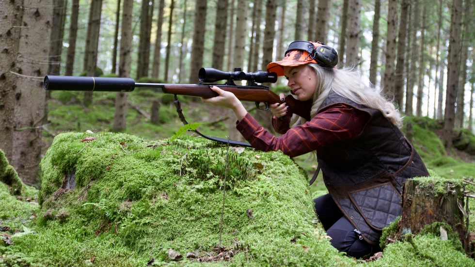 "Genom att jaga sitt eget vilt konsumerar jägaren inte bara det mest miljövänliga köttet, utan bidrar också till att bevara den svenska naturen och den biologiska mångfalden", säger Sandra Vannfält.