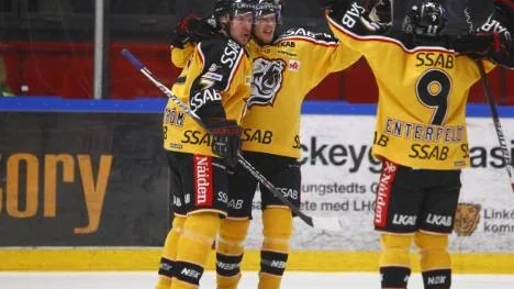 Simon Hjalmarsson klappas om efter det avgörande 2-1-målet som gav tre sköna bortapoäng till Luleå Hockey.