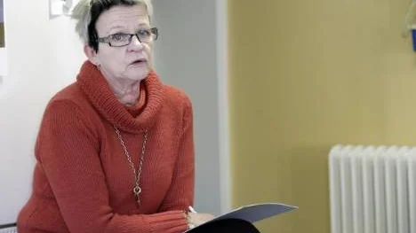 Ruth Rahkola (S), ordförande i barn- och utbildningsnämnden samt vice ordförande i kommunfullmäktige, gör affärer med Piteå kommun via sitt privata företag R. Rahkola AB.