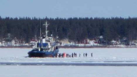 Isbrytaren inne i viken, vid Guldkusten.