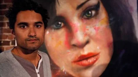 Konstnären Johan Andersson från Trollhättan framför sitt porträtt av sångerskan Amy Winehouse.