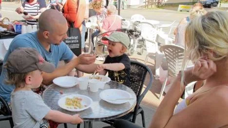 Tvillingpappan Oskar Lundberg och flickvännen Johanna Magnusson passade på att äta paltlunch med Kevin (till vänster) och Levi. "De tycker jättemycket om palt båda två", berättade han.