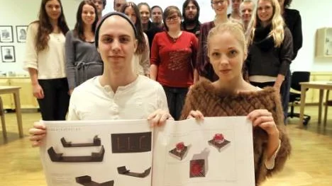 De har tagit fram idéer för utomhusprodukter till Backenområdet: Längst fram Simon Johansson och Therese Johansson. Bakom dem de övriga klasskamraterna på Teknikprogrammets designinriktning, årskurs tre.