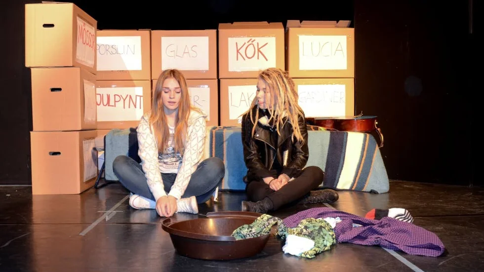 Medmissbruk. Systrarna Lilian (Sara Strand) och Tanja (Sanne Kangas) reagerar olika på sin mammas alkoholmissbruk i pjäsen "Imorgon är allt som vanligt" som sätts upp av Tornedalsteatern.