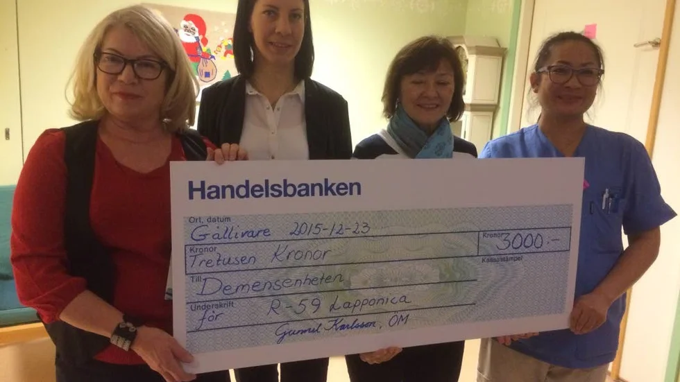 Gåva. På bilden från vänster: övermästare Gunnel Karlsson, enhetschef Malin Olofsson, undermästare Elisabeth Lundström och en ur personalen, Kritsadawan Saebphadon.