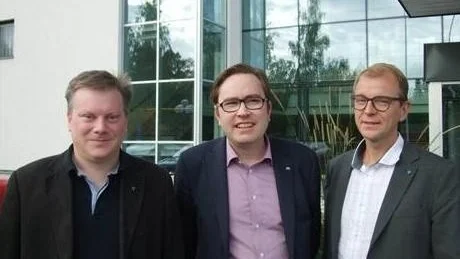 ÖPPNAR PORTEN. Folkpartiet i Norrbotten låter vem som helst nominera vem som helst till politiska uppdrag i kommun och landsting i länet. Jörgen Johansson (verksamhetsutvecklare) här tillsdammans med länsordförande Thomas Olofsson och oppositionsrådet Jens Sundström.