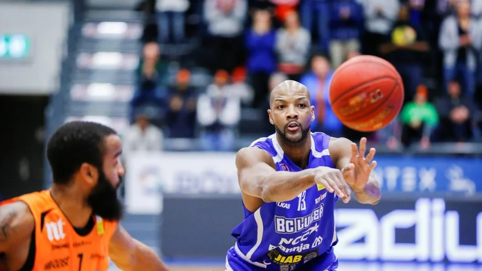 Visar vägen. Alex Wesby och Jaraun Burrows var poängbäst i halvtid mot Eco Örebro.