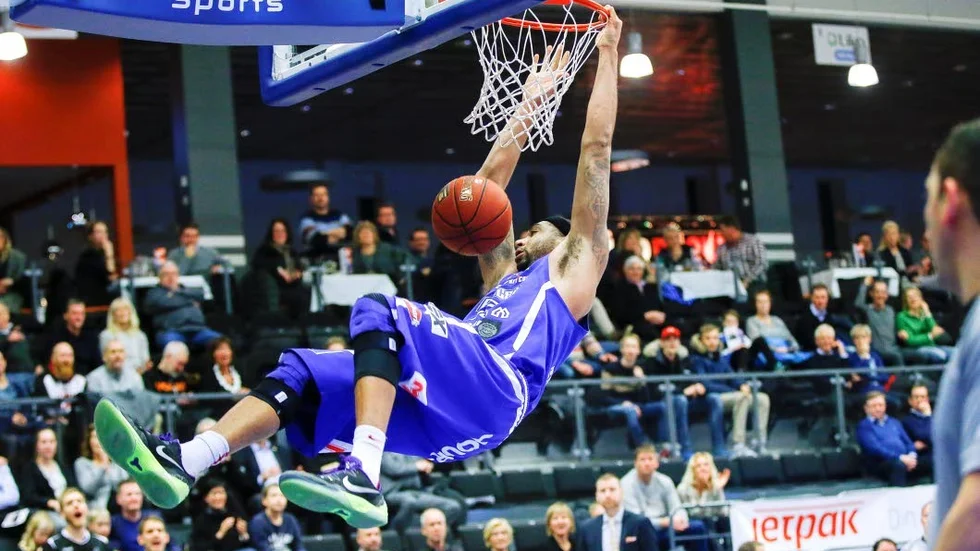 Basketgodis. Jaraun Burrows bjöd på uppvisning i form av både spektakulära dunkar och skott.