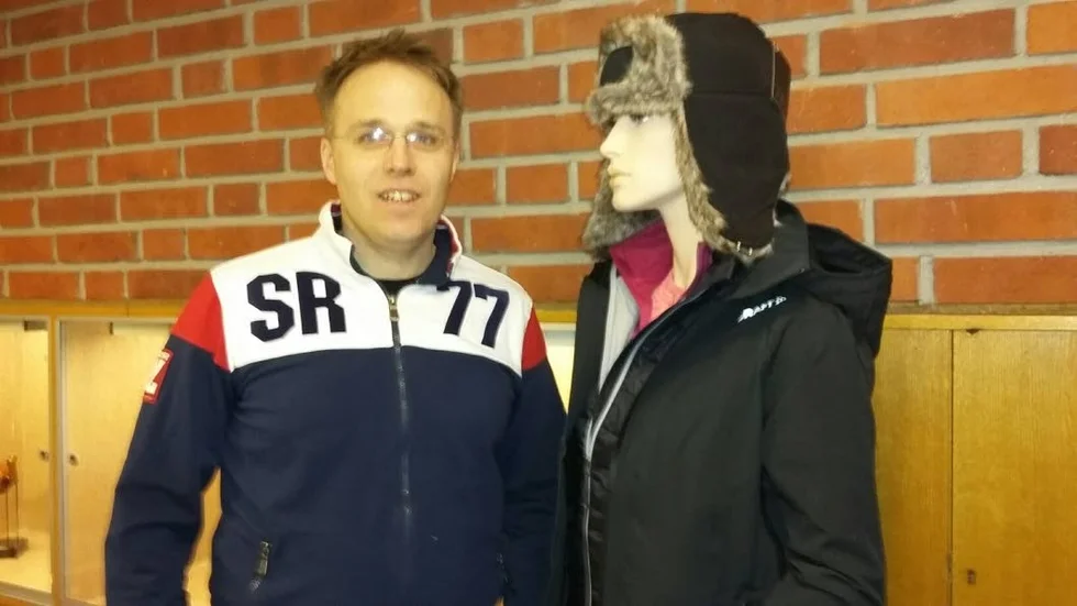 Samuel Ek  (KD) med en docka med arbetskläder för förskolepersonal. Hans motion i frågan blev i princip godkänd.