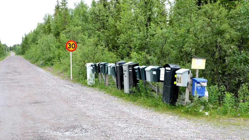 Mörkt. Boende i Altajärvi önskar gatubelysning åtminstone vid brevlådorna.