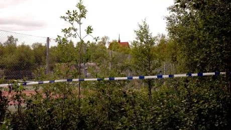 I kyrkskogen. Natten till söndagen ska en våldtäkt ha ägt rum i kyrkskogen i Kiruna. Området som var avspärrat under måndagen börjar en bit bakom kyrkan och krematoriet och slutar vid ingången till tennisbanorna. Polisen har ännu inte lyckats gripa någon misstänkt för brottet.  Foto: Annelie Klint Nilsson
