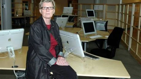 NY PROFESSOR. "Jag hyser en kärlek till det journalistiska språket", säger Inger Lindstedt, som närmast kommer från landets sydligaste högskola i Malmö för att tjänstgöra som professor i mediekommunikationsvetenskap vid landets nordligaste universitet, på institutionen för musik och medier i Piteå.
Foto: Jonas Hansson