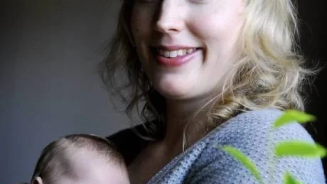 FICK RÄTT MOT KASSAN. "Det känns bra att jag vann över Försäkringskassan men bäst är ändå att det hjälper andra kvinnor", säger Elisabeth Hillar med en vecka gamla dottern Emmy.