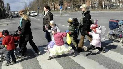 INGA PROBLEM. Med assistans av polisen kunde barnen från förskolorna ta sig över den livligt trafikerade Hertsövägen på väg till målet, scenen i den lilla parken vid centrum på Örnäset.