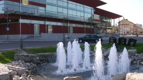FULL SPRUT. På torsdagsmorgonen togs fontänen vid Kulturens hus i bruk.