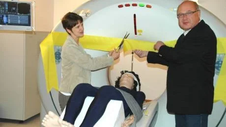 INVIGDE. Elisabeth Holmgren, landstingsdirektör och Markku Lehto, verksamhetsansvarig för radiologin vid Kalix sjuhus och medicinskt ansvarig för radiologin i Norrbotten, inviger datortomografen som är en av tre som ska installeras i länet.