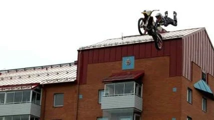 HÖGT ÖVER STAN. Så högt som 20 meter upp i luften flög Niklas Olsson med sin motorcross.
