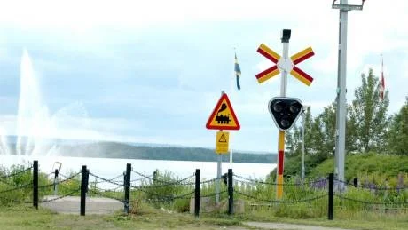 TILLFÄLLIGT STAKET. Under Piteå dansar och ler kommer ett tillfälligt staket att monteras upp längs järnvägsspåret i Piteås södra hamn, för att skydda mot olyckor.Foto: Jonas Hansson