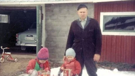PAPPA OCH VI. Jag och min storasyster  Eva kokar geggamojasoppa under pappas överinseende en gång för längesedan.