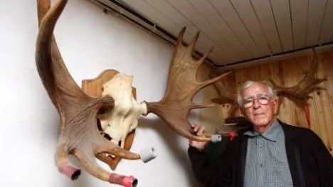 Det är många exemplar av skogens konungar som lär ha ett horn i sidan på mästerskytten Frans Tenevall, 90, som slutade räkna sina fällda byten offentligt efter hundra.
