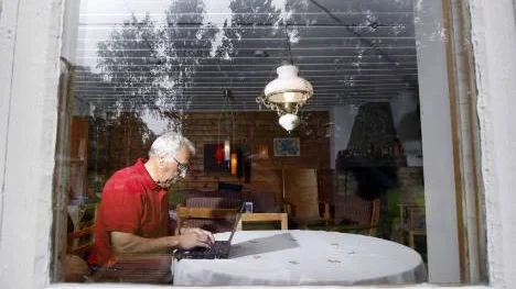 Allt fler seniorer över 75 år investerar i en dator och en internetuppkoppling. För Tage Öhlund betyder det att han inte behöver bryta med omvärlden bara för att han är på semester i sommarstugan.