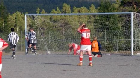 Arjeplog fick bita i gräset. Unge målvakten Kevin Hansen kämpade bra för sitt Arjeplog och får hjälp av Jonas Nilsson. Men Munksund var ett nummer större. Robin Berggren (något skymd) bakom Fredrik Lindberg och Kim  Högberg (nr 17) jublar över 7-0 målet.
