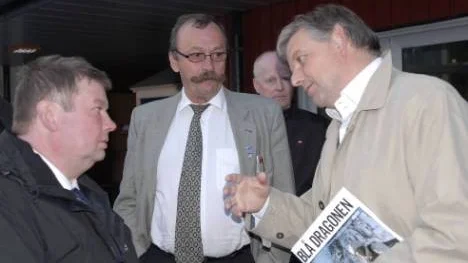 Omkring tjugo politikerbesök har hittills gjorts hos Arméns Jägarbataljon, AJB, sedan nedläggningssignalerna i våras. I slutet av maj var exempelvis Anders Kartlsson, s, till höger, ordförande i riksdagens försvarsutskott på plats och i samtal med kommunalrådet Jerry Johansson och näringslivschefen Kenneth Eklund. (Arkivbild)