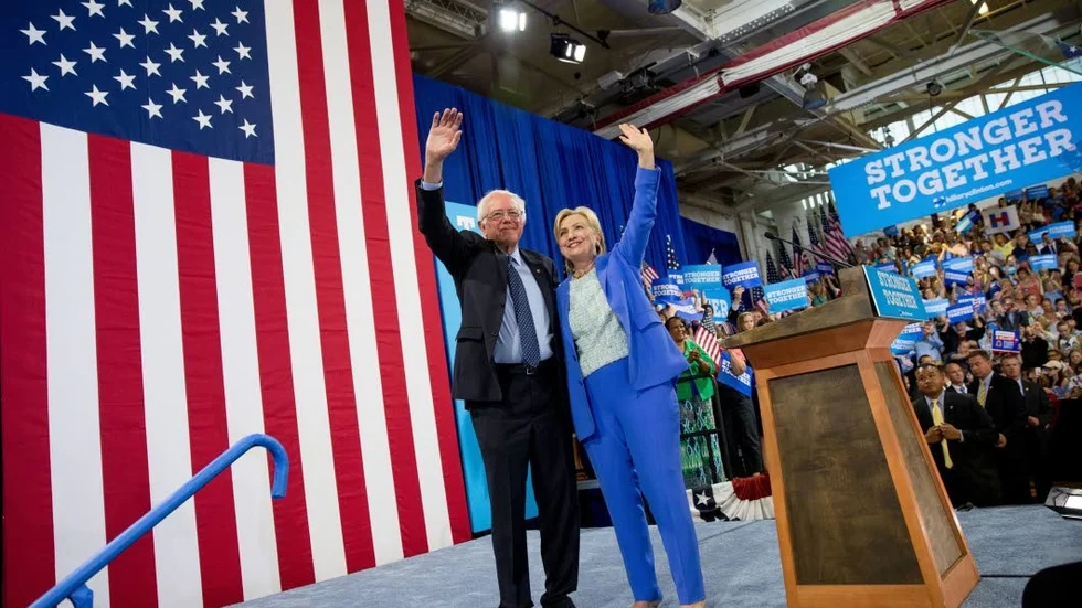 Lagspel. Bernie och Hillary står nu på samma lag efter att Sanders gått ut med att han stödjer Hillary Clintons valkampanj.