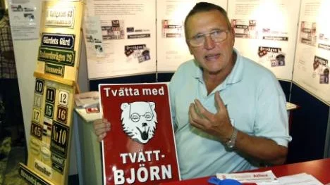 Jan Lundkvist från Skellefteå har pensionerat sig från sitt dataföretag, nu säljer han emaljskyltar från forna DDR.